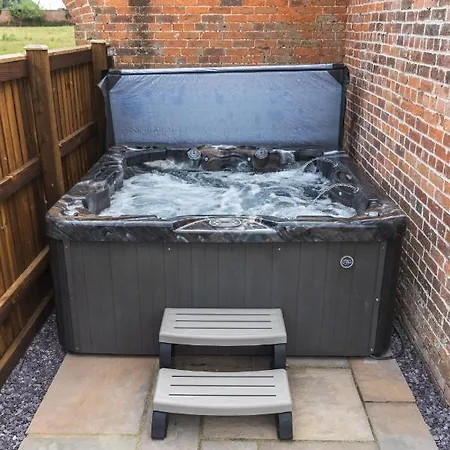 Apartment In The Countryside With Hot Tub Trowbridge Exterior photo